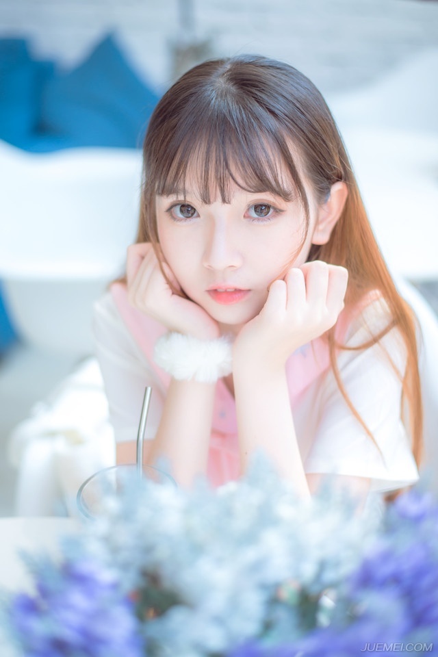 “此非我一人之功，若非子乔兄鼎力相助，孟达为内应，加上刘璋的配合，这天府之国，也不会如此轻易落入我等手掌之中。”法正微笑着摇了摇头，跟在贾诩身边多年，那份内敛以及自保之道倒是学了不少，这个时候，绝对不能锋芒太露。
